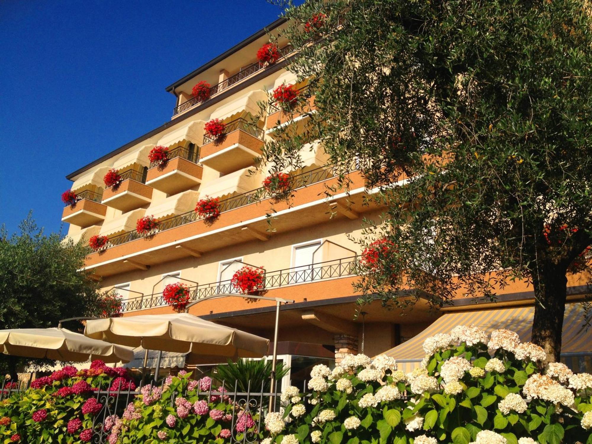 Hotel Pace Torri Del Benaco Buitenkant foto